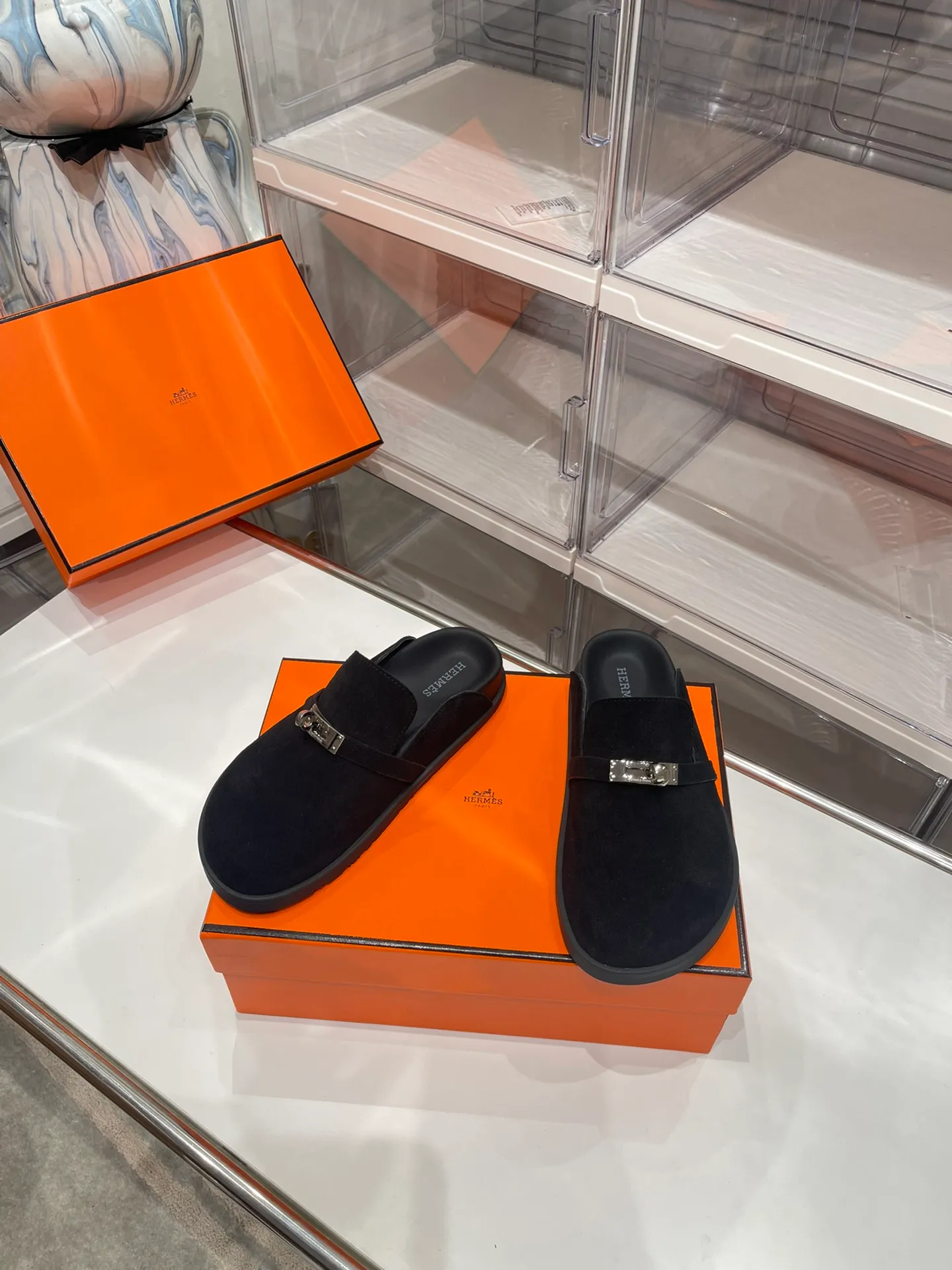 [H Family Hermès] P: 540💰 Size: Male 39-44 (45 46 customized) Female 35-40 (41 42 customized) HERMES Hermès latest kelly buckle couple style Birkenstock slippers, classic family language design! It looks good no matter how you match it! Casual and high-end feeling, the comfort is also great, paired with a variety of colorful socks, it gives a trendy and high-end feel ●Upper: imported cow suede ●Inner: imported sheepskin ●Foot pads: imported mixed sheepskin ●Outsole: Tpu non-slip and wear-resistant outsole